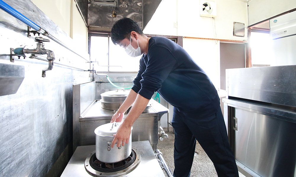 教えてもらったラーメンを基本に、オリジナルのまた飲みたくなるようなスープを目指す菅原さん