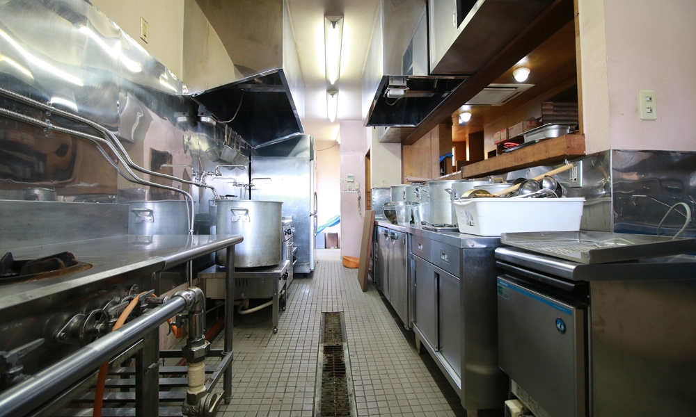 佐野らーめん予備校の実際の厨房写真です。本格的な調理器具が揃っている環境で、実践で学ぶことが可能です。